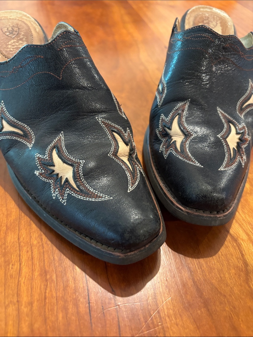 Women’s Black Leather Ariat mules
Size 8-8.5 or 39 - Picture 6 of 8